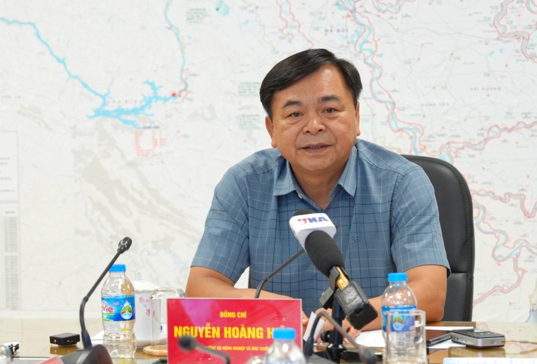 Thứ trưởng Bộ Nông nghiệp và Môi trường Nguyễn Hoàng Hiệp chỉ đạo tại cuộc họp. 