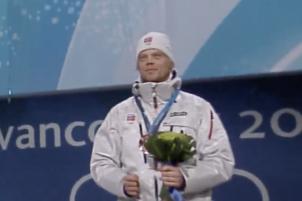 2010년 올림픽에서 동메달을 획득한 전 선수 Audun Gronvold 비디오에서 캡처한 사진