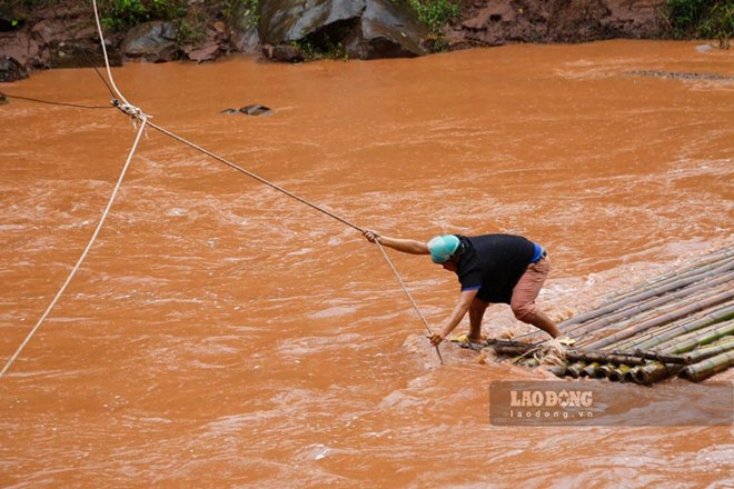 Người dân ở Điện Biên đánh cược mạng sống đi bè qua suối mùa mưa lũ