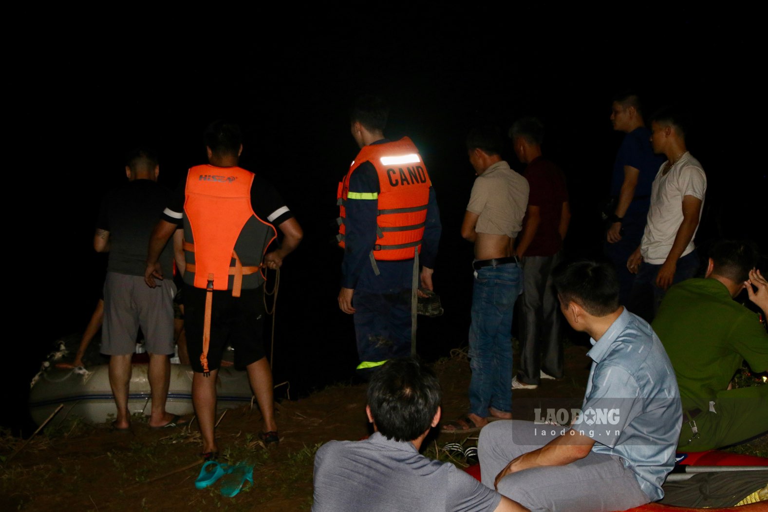 ベン・トゥオン・ブリッジの近くで遊ぶとき、ベビー・スリップが一掃され、失われました。写真：Nguyen Hoan.