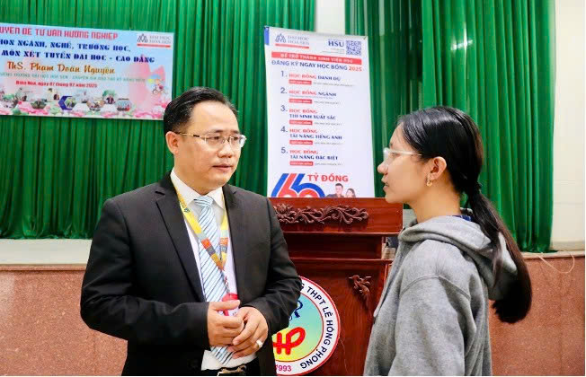 ThS Pham Doan Nguyen tu van huong nghiep, tuyen sinh cho hoc sinh. Anh: Nhan vat cung cap