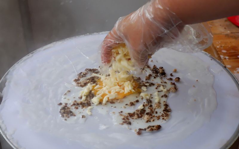 Nhan banh cuon pho mai gom trung, thit va pho mai Mozzarella soi. Anh: Mai Phuong