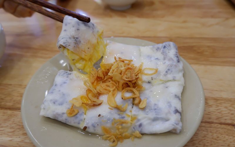 Mon banh cuon pho mai tan chay, an kem voi hanh phi va nuoc mam. Anh: Mai Phuong
