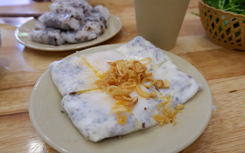 Banh cuon tai quan duoc khen o lop vo mem mong, dai, nuoc cham tron vi. Anh: Mai Phuong