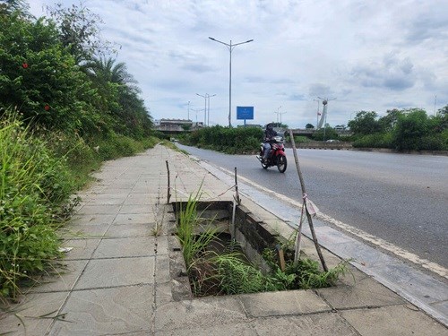 Miệng cống mất nắp làm một người dân bị chấn thương sọ não. Ảnh: Minh Hạnh 