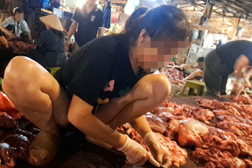 Tung tang thit do au, duoc tuon tu lo mo nha ba Thu ra cho dau moi Hai Boi. Anh: Nhom PV