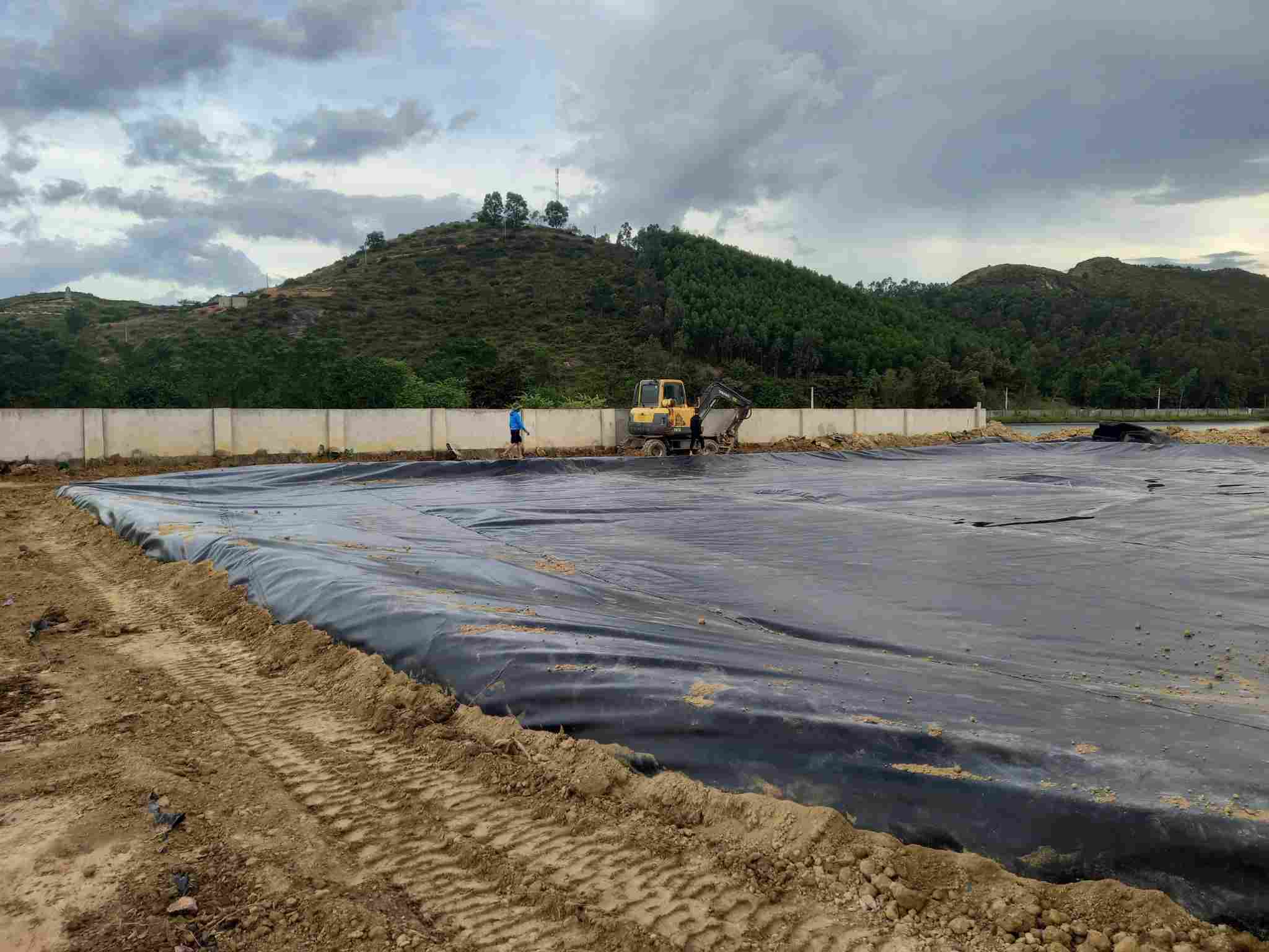 Chủ trại lợn tại xã Lam Thành (Nghệ An) đã thay bạt mới cho hố biogas, khắc phục mùi hôi sau phản ánh của Báo Lao Động. Ảnh: Quang Đại