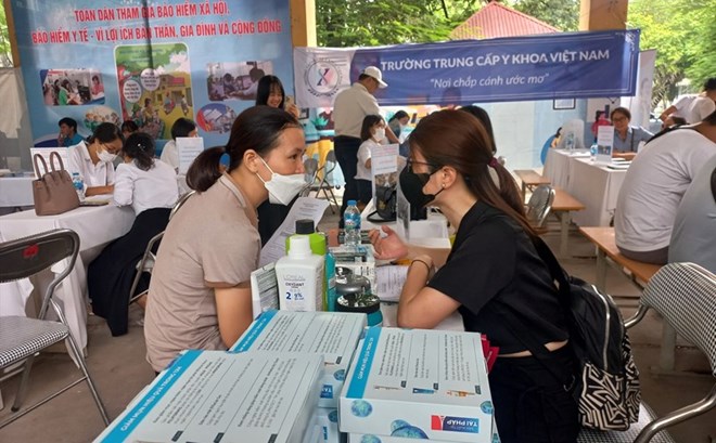 하노이 노동자를 위한 취업 상담. 사진: 민한