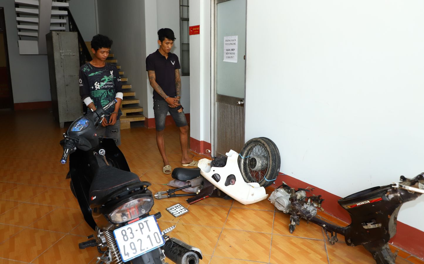 Hai đối tượng cùng tang vật là các xe máy bị trộm tại nhà của Sơn Hoàng Anh. Ảnh: Đức Trung