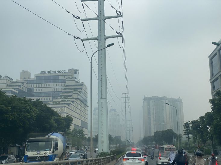 ハノイの高層ビルが霧のように濃い粉塵に覆われています。7月14日の写真。写真:トゥイ・リン