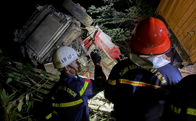 The authorities worked through the night to rescue the driver and the container truck that plunged into a deep ravine. Photo: H. Nguyen
