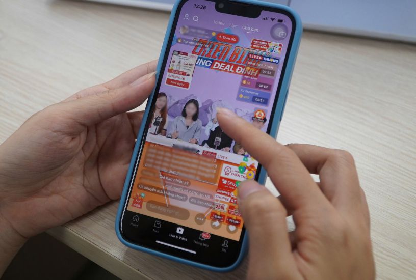 전자상거래 플랫폼에서 온라인 쇼핑 추세가 점점 더 보편화되고 있습니다. 사진: Ngoc Anh