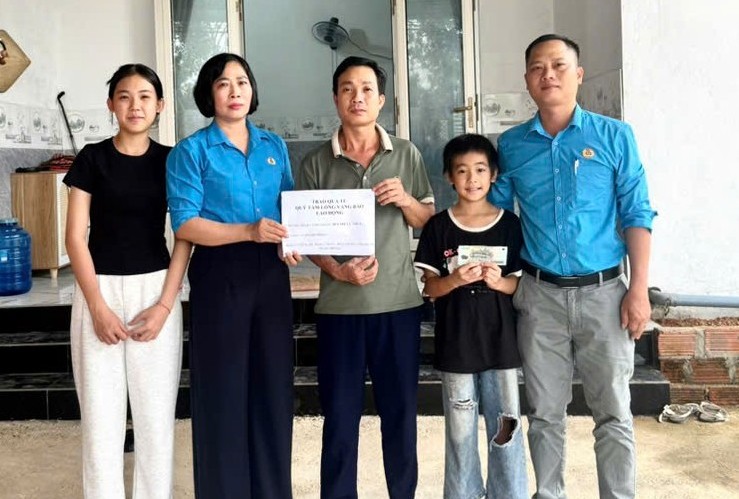 The union gave support money to Mr. Hop (husband of worker Bui Thi Le Thuy) to encourage the family to overcome difficulties. Photo: Thanh Tuan