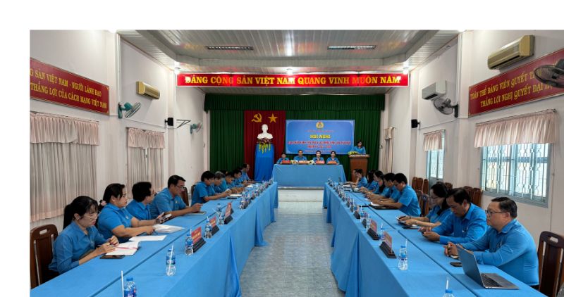 빈롱은 300명 이상의 대표가 참석한 가운데 베트남 노동조합 창립 96주년 기념 간담회를 개최했습니다. 사진: 호앙록