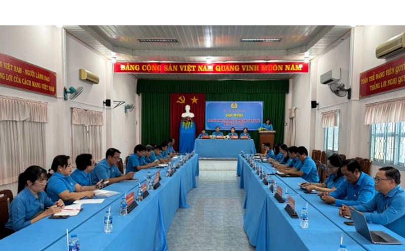 Vinh Long attended a meeting to celebrate the 96th anniversary of the founding of the Vietnam Trade Union with more than 300 delegates attending. Photo: Hoang Loc