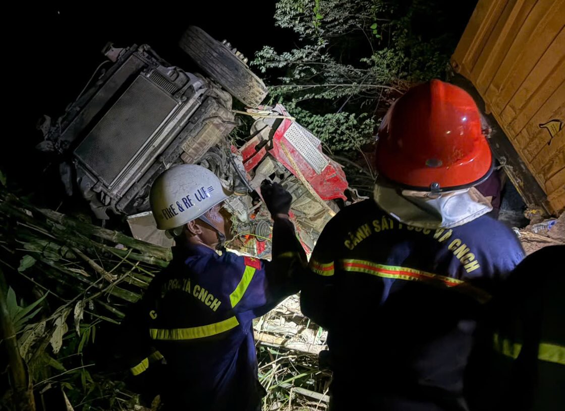 The scene of the container truck falling into a 70m deep ravine, the Hai Phong driver was stuck for 9 hours.