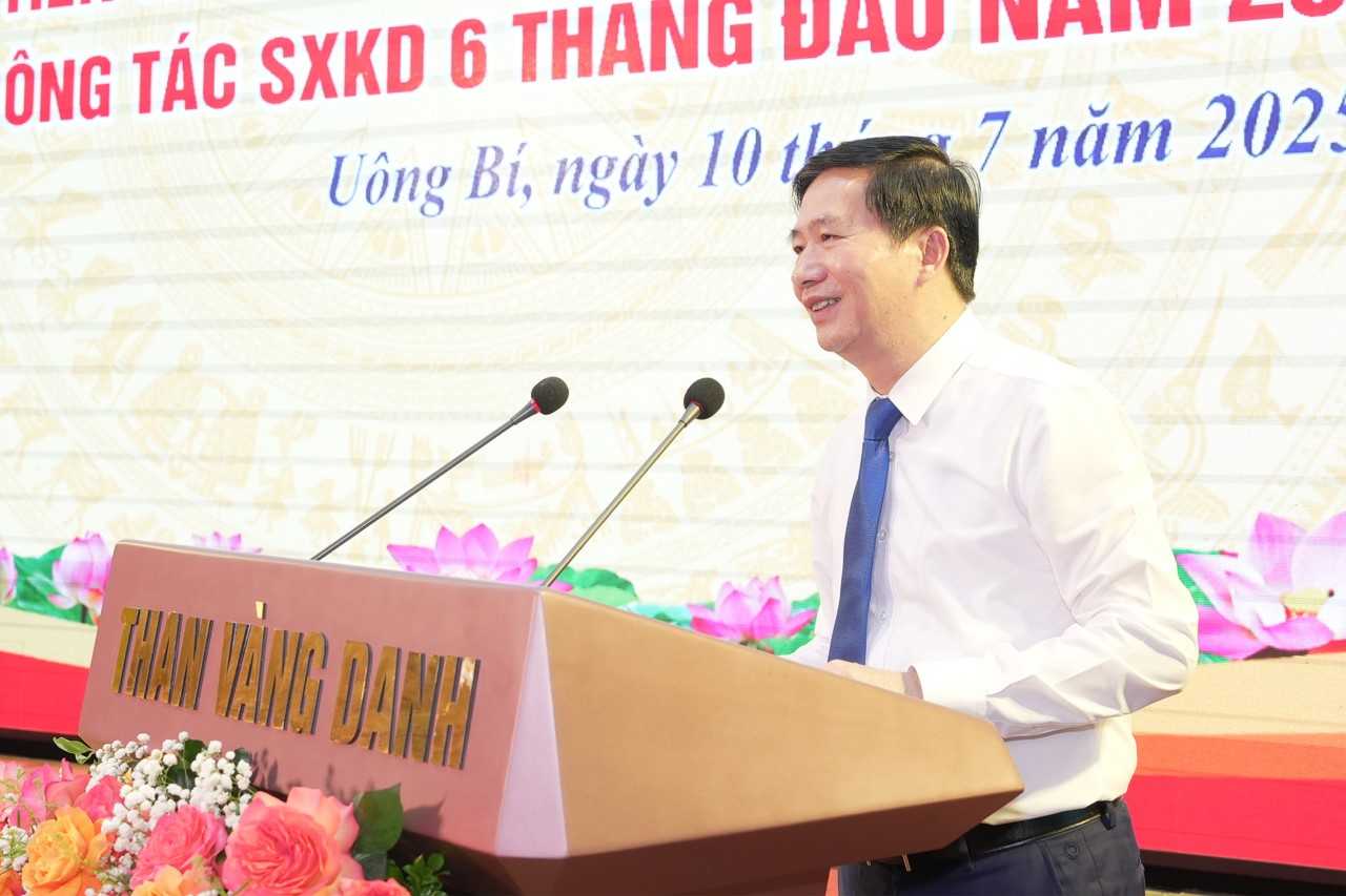 Ho Quoc氏 -  Vang Danh Coal Companyのディレクターは、最初の6か月で従業員の努力を称賛し、2025年の過去6か月の重要なタスクを強調しました。写真：TKV