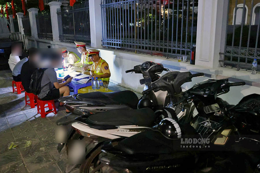 Den khoang 23h, to cong tac cua Doi CSGT duong bo so 6 phat hien khoang 26 truong hop nguoi dieu khien xe may vi pham nong do con. Trong do co truong hop vi pham o muc kich khung (tren 0,4 mg/L khi tho - PV).