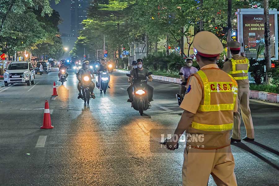 Tu toi 17.7 den rang sang 18.7, Doi Canh sat giao thong duong bo so 6 - Phong CSGT, Cong an TP Ha Noi da lap cac to cong tac trien khai kiem soat nong do con doi voi nguoi dieu khien phuong tien tren duong.