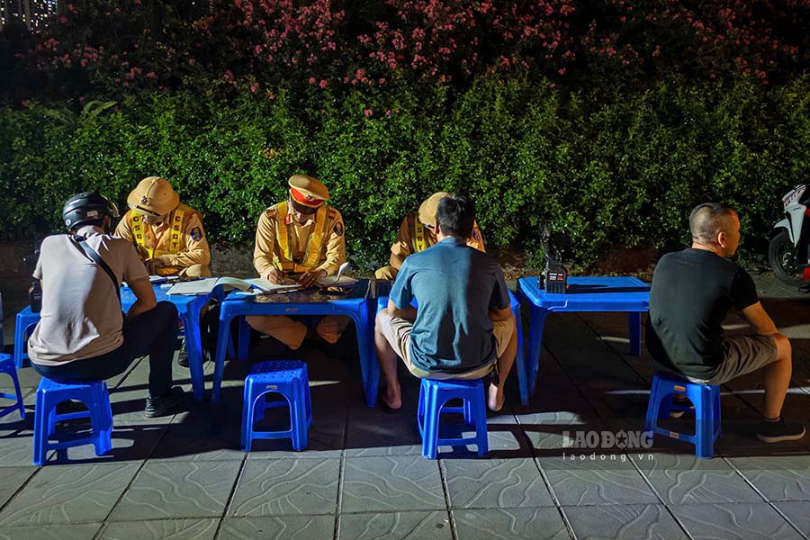 “Viec ap dung To CSGT hoa trang de “chi diem” nguoi vi pham va xac dinh vi tri kiem soat nong do con da phat huy tac dung. Tuy nhien, chung toi se tiep tuc doi moi phuong thuc de xu ly triet de tinh trang tai xe da su dung ruou bia ma van dieu khien phuong tien, gop phan kiem che tai nan giao thong“, Trung ta Pham Van Chien - Doi truong Doi CSGT duong bo so 6 cho hay.