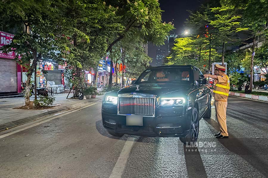 Trong ca lam viec toi 17.7, Doi CSGT duong bo so 6 da bo tri 2 to “khoa chat” 2 dau truc duong Tran Thai Tong. Tat ca cac truong hop nghi van deu duoc kiem tra, khong co ngoai le.