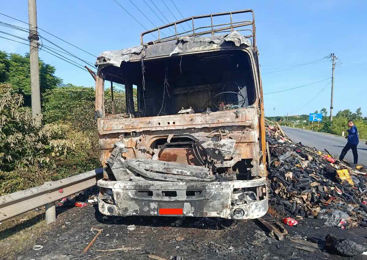 国道1号線でトラックが全焼。写真:ドゥック・トゥアン.