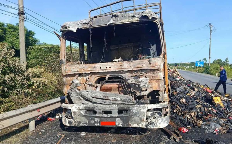A truck burned down on National Highway 1. Photo: Duc Tuan.