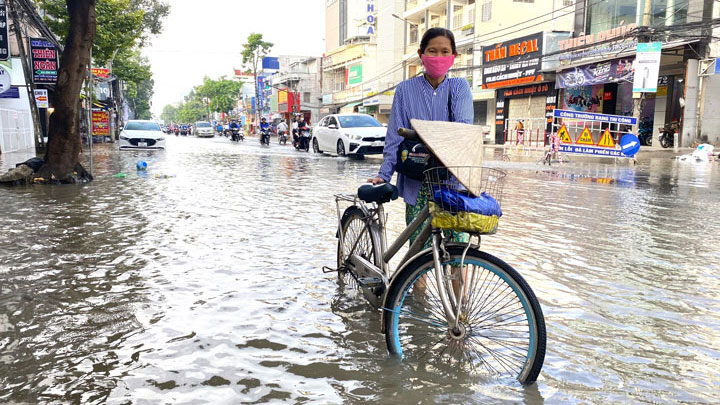 Tinh trang ngap ung o TP Can Tho moi khi mua, trieu cuong lam anh huong den giao thong, di lai, cuoc song nguoi dan. Anh: Yen Phuong