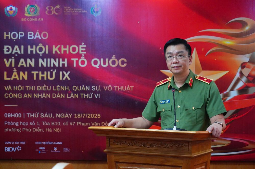 Thieu tuong Pham Kim Dinh, Cuc truong Cuc Cong tac Chinh tri Bo Cong an phat bieu tai buoi hop bao. Anh: Viet Anh