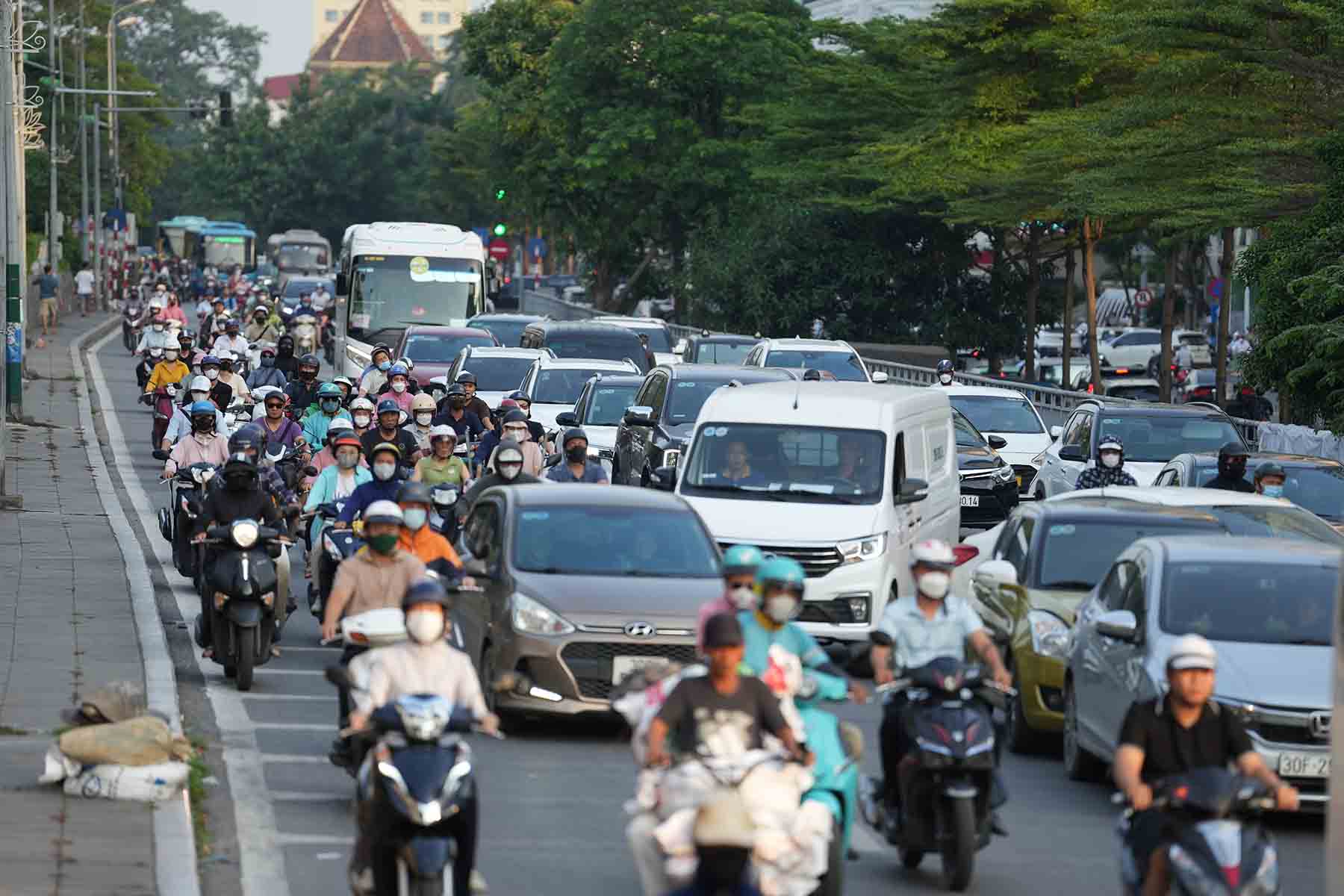 7월 17일 오후 Tran Quang Khai 도로(하노이 순환 도로 1)를 통행하는 차량 사진: Huu Chanh