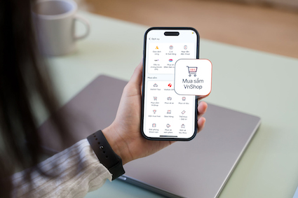Nguoi dung tan huong uu dai Mua sam VnShop khi mo tai khoan VietABank EzMobile. Anh: VNPAY.