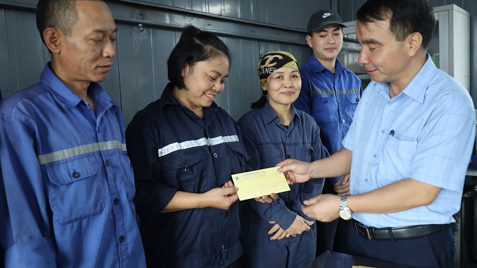 Than Ha Tu株式会社は、2025年の120日夜競争キャンペーンの後、労働者にタイムリーな表彰と励ましを授与しました。写真: Than Ha Tu