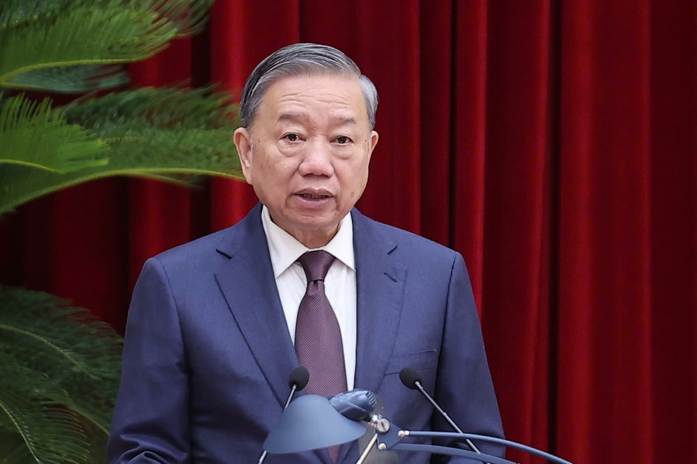 또 람 총서기가 제13기 당 중앙위원회 제12차 회의 개막 연설을 하고 있습니다. 사진: 낫 박