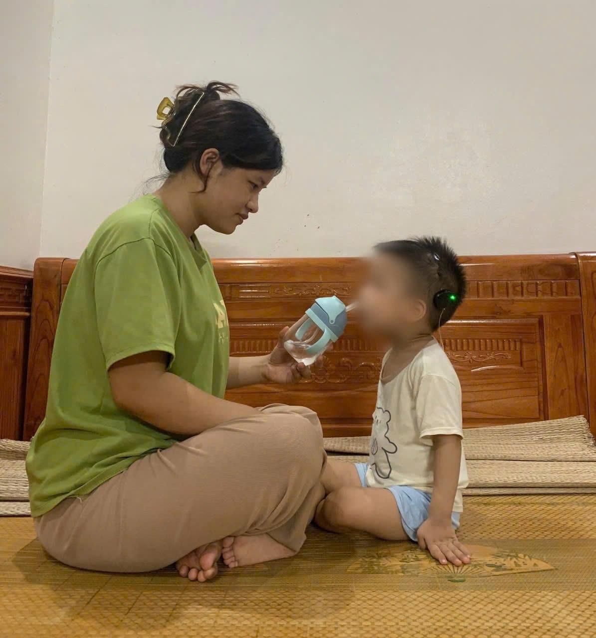 Since giving birth, Son's child has been sick, so his wife has had to quit her job and stay home to take care of her child. Photo: Ngoc Son