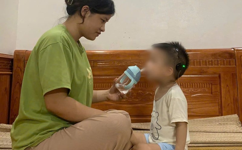 Since giving birth, Son's child has been sick, so his wife has had to quit her job and stay home to take care of her child. Photo: Ngoc Son