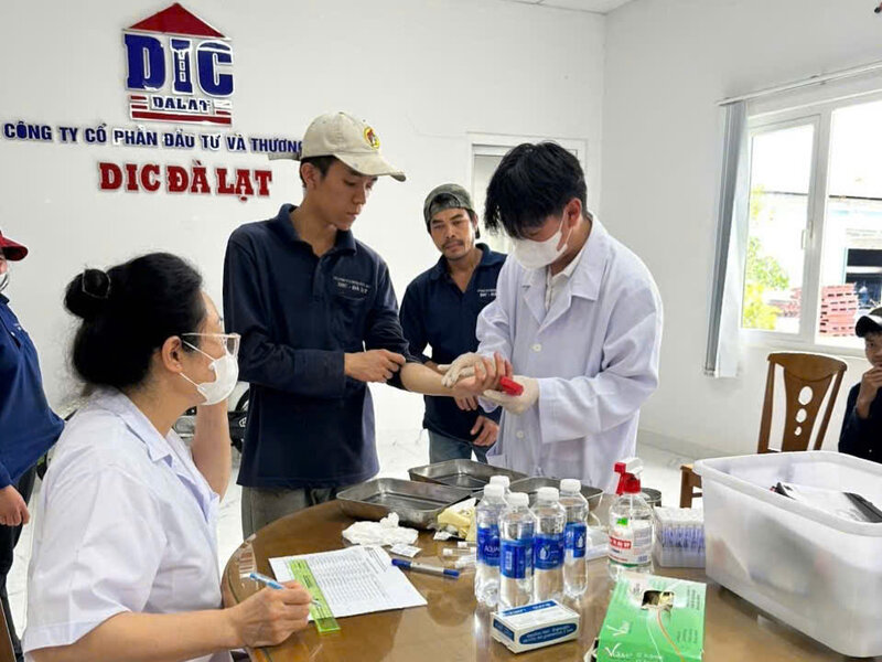 DIC DALATの労働組合は、労働者の定期的な健康診断と職業試験を組織するために調整します。写真：Duc Lam
