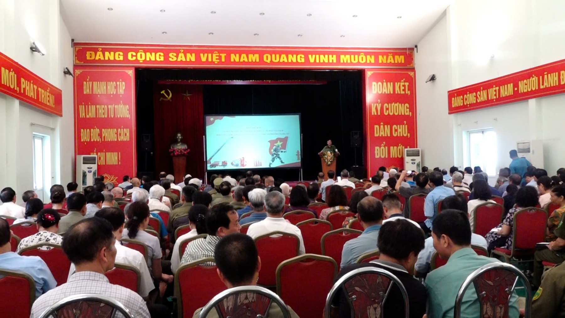 Nghia Do Ward organizes fire prevention and fighting training for officers and employees