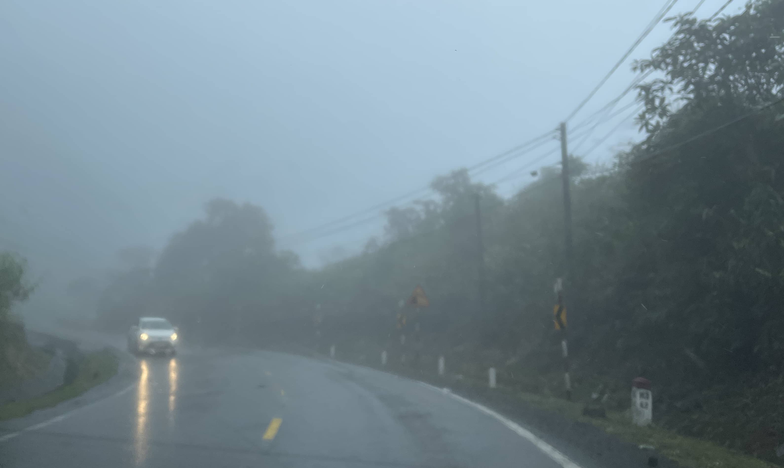 La policia de transito de la provincia de Khanh Hoa acaba de guiar las habilidades necesarias al conducir en Khanh Le Pass conectando a Nha Trang - Da Lat. Foto: Huu Long