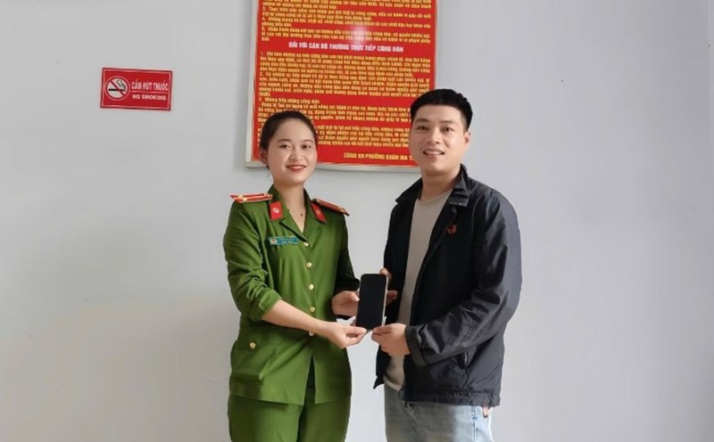 Buon Ma Thuot Ward Police (Dak Lak Province) returned property to people dropped on the road. Photo: Provided by the police