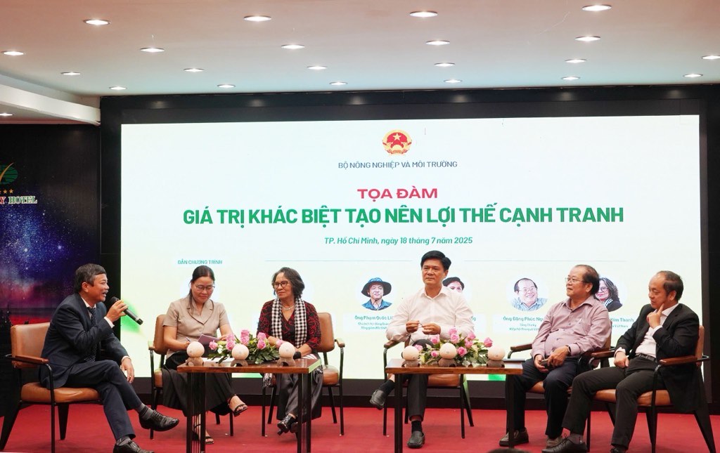 Cac chuyen gia, nha quan ly va dai dien doanh nghiep tham gia thao luan tai dien dan. Anh: Ly Linh