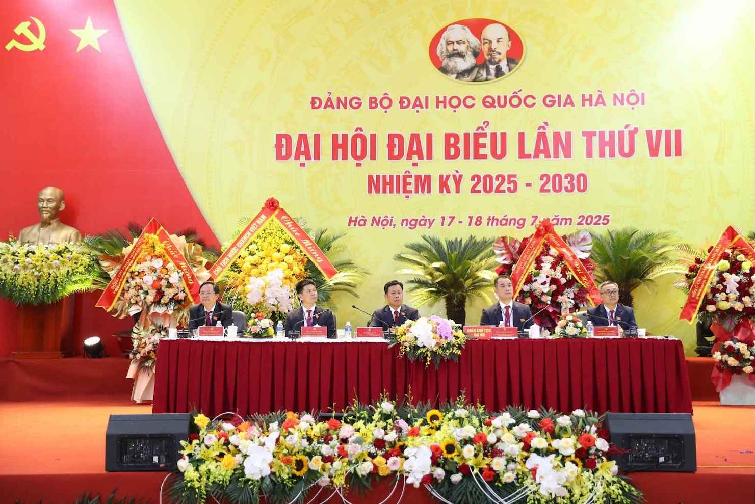 2025-2030 임기의 제7차 하노이 국립대학교 당위원회 대표자 대회. 사진: 하노이 국립대학교