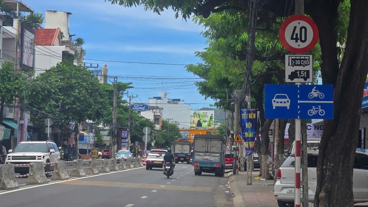 El conductor noto sobre el letrero de la Division de Lanes en la calle Le Hong Phong en Nha Trang. Foto: Phuoc Hai