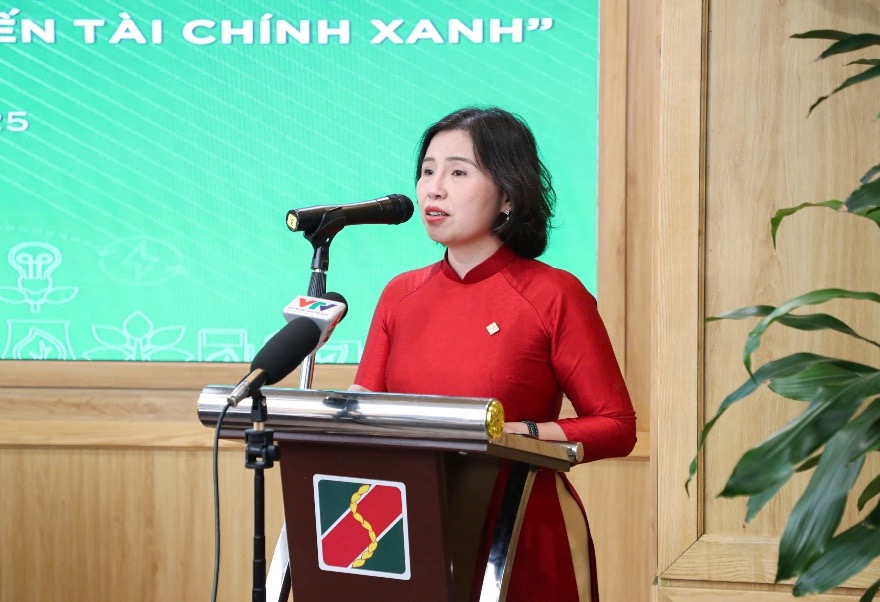 TS. Nguyen Thi Thu Ha - Giam doc Truong dao tao can bo, Pho truong ban chi dao ESG Agribank chia se tai Toa dam. Anh: Agribank