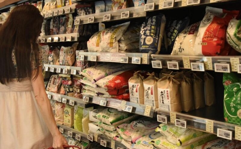 Consumers choose to buy rice in a supermarket in Tokyo, Japan. Photo: Xinhua