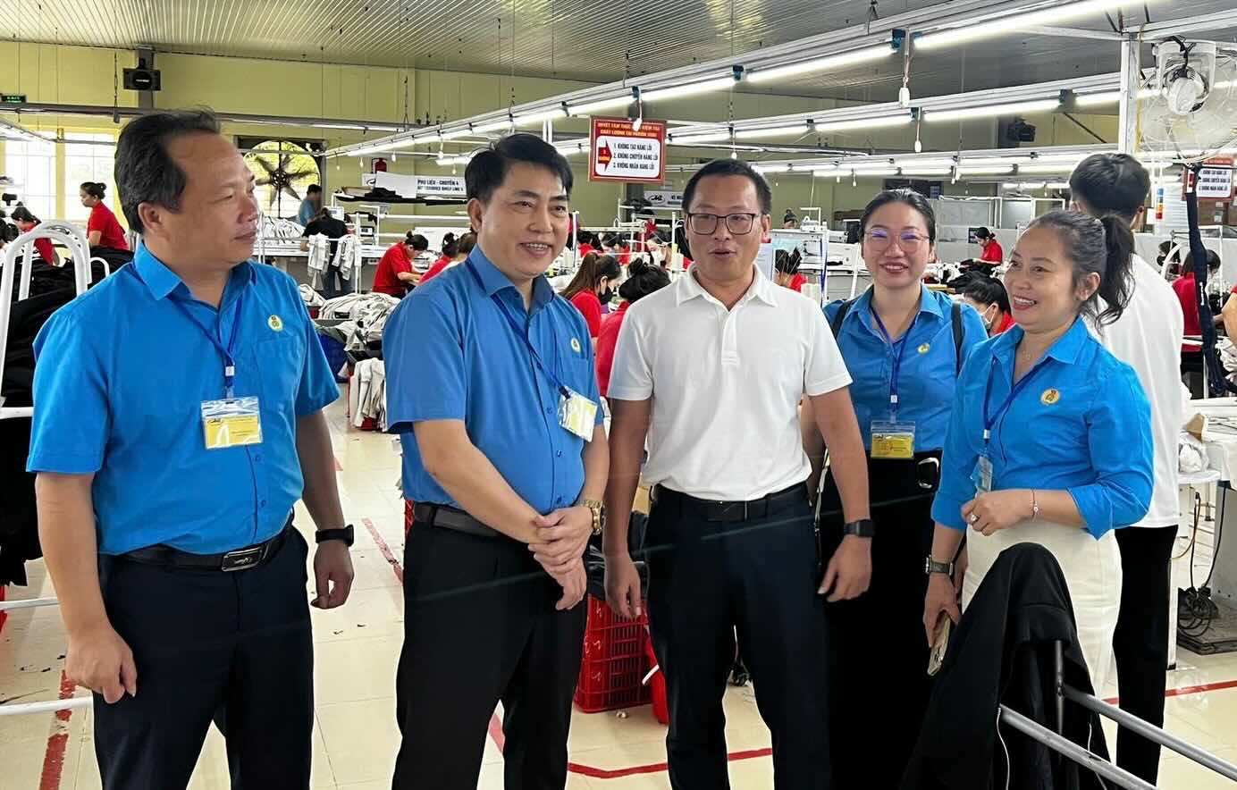 꽝찌 노동총연맹은 지역 노동조합원을 격려하기 위해 방문했습니다. 사진: 하이티