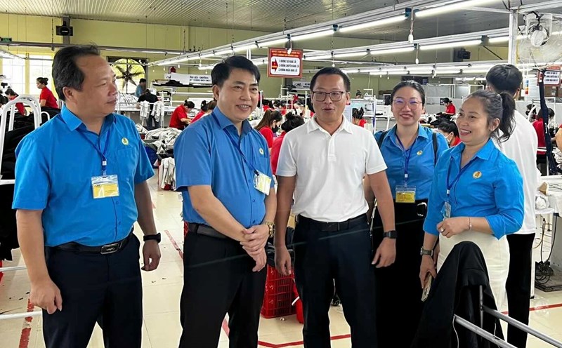 Quang Tri Labor Federation visited and encouraged union members in the area. Photo: Hai Thi
