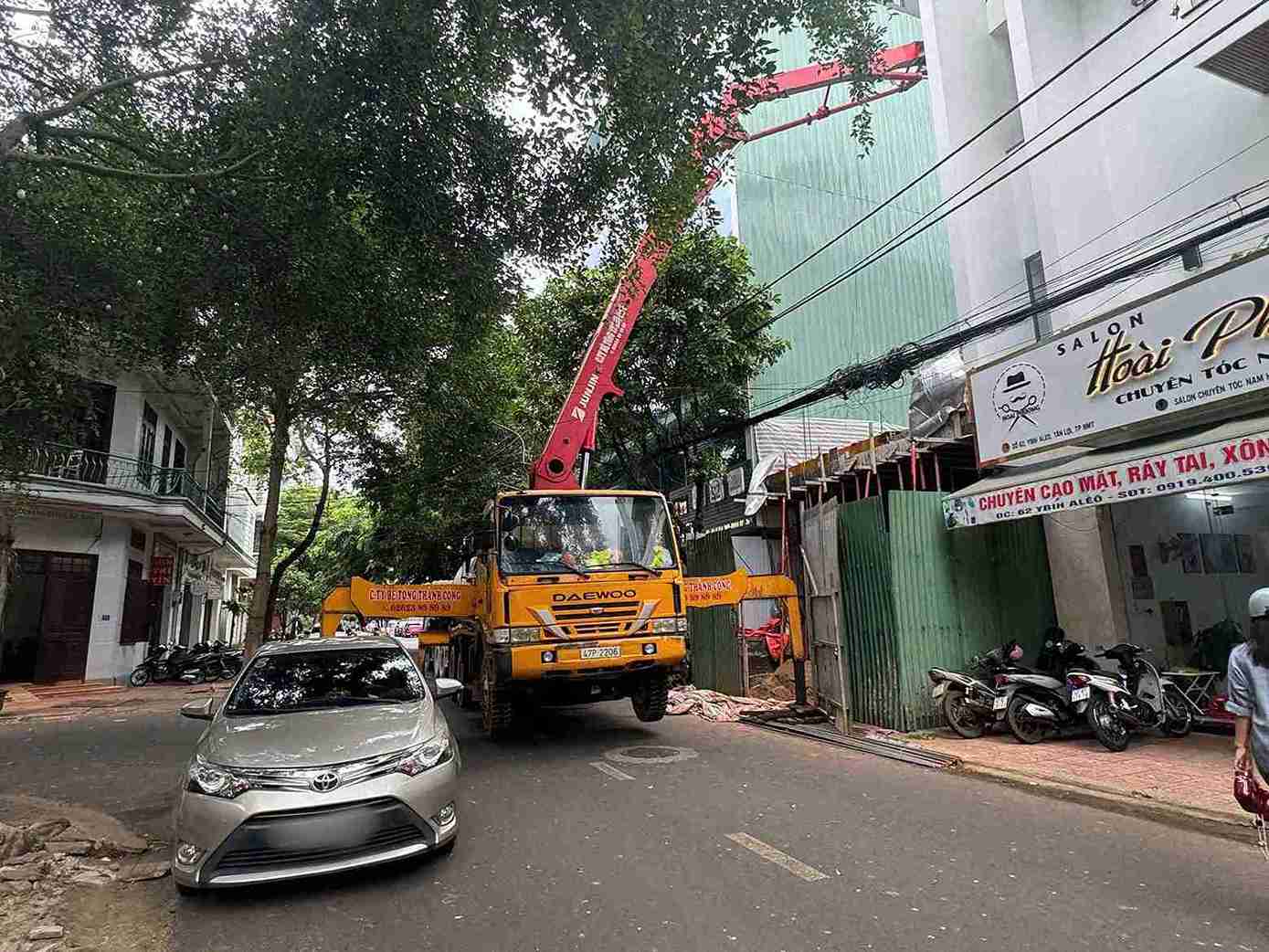 2台のコンクリート車とバスが道路を横断し、交通を妨害しています。写真:バオ・チュン