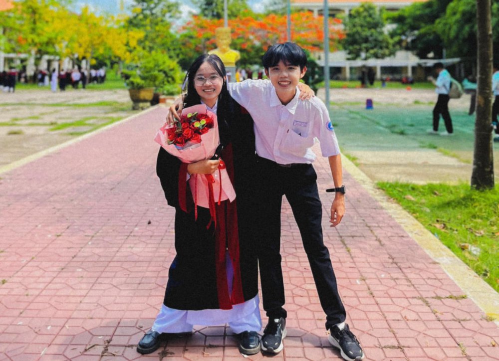 Vi Quoc chup anh cung ban hoc. Anh: Nhan vat cung cap