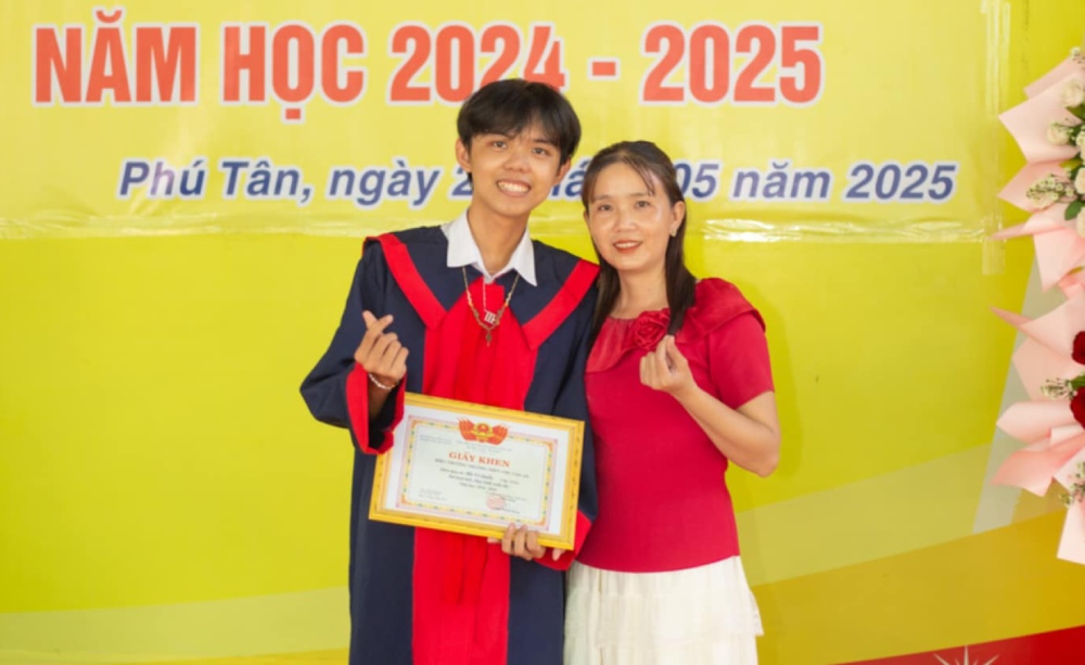 Ho Vi Quoc and his mother. Photo: Character provided