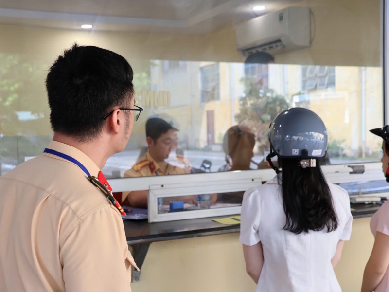 교통 경찰국은 체납된 운전면허 시험 서류를 완전히 해결하기 위한 지시를 내렸습니다. 사진: 교통 경찰국